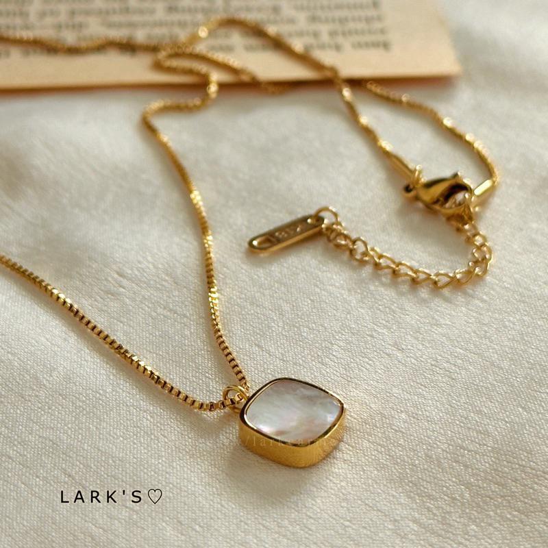 𝗟𝗔𝗥𝗞＇𝗦 ♡ 現貨｜鈦鋼鍍18k 復古母貝小方糖項鍊 鎖骨鍊-細節圖4