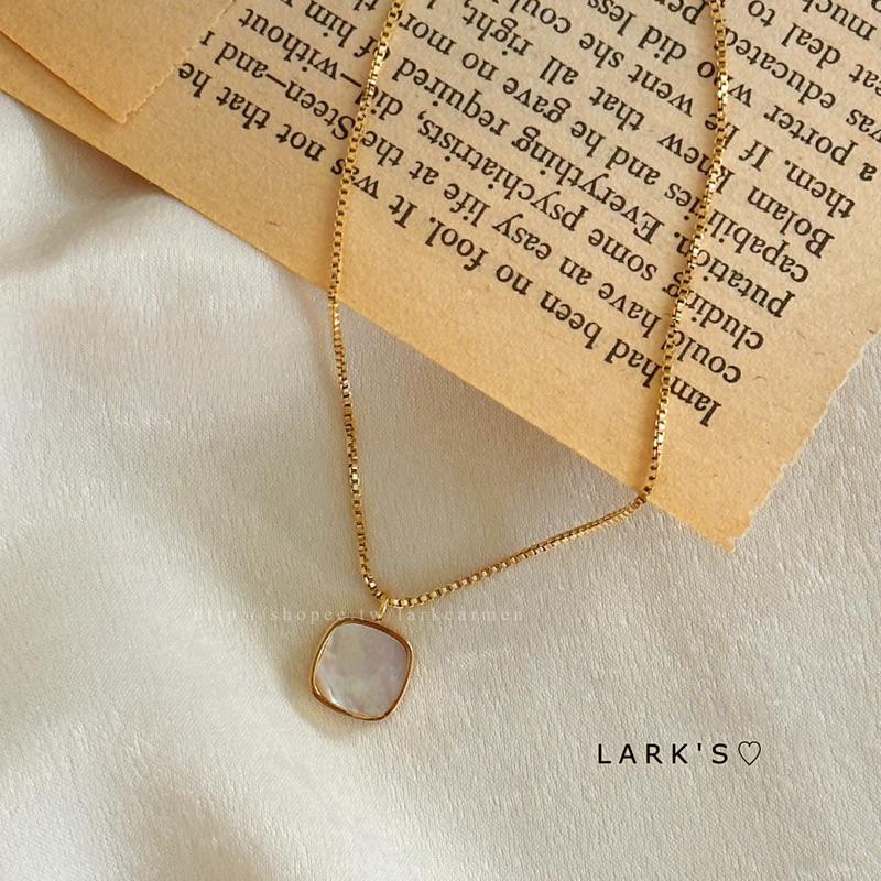 𝗟𝗔𝗥𝗞＇𝗦 ♡ 現貨｜鈦鋼鍍18k 復古母貝小方糖項鍊 鎖骨鍊-細節圖5