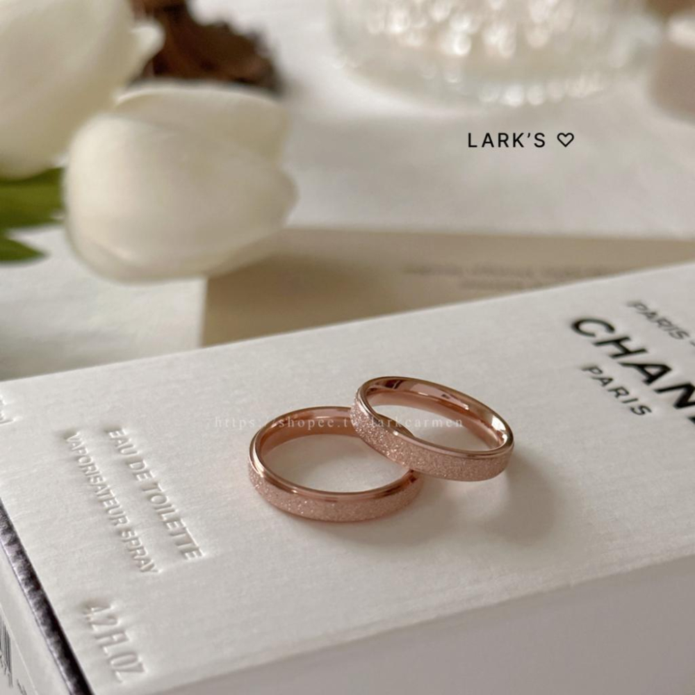 𝗟𝗔𝗥𝗞＇𝗦 ♡ 現貨｜鈦鋼 輕奢玫瑰金鑽砂戒指 美圍#7 #8-細節圖3