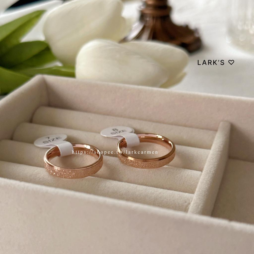 𝗟𝗔𝗥𝗞＇𝗦 ♡ 現貨｜鈦鋼 輕奢玫瑰金鑽砂戒指 美圍#7 #8-細節圖6