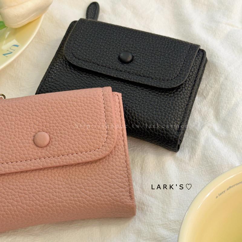 𝗟𝗔𝗥𝗞＇𝗦 ♡ 現貨｜質感小圓豆 荔枝紋 兩摺短夾 零錢包｜𝟐色-細節圖2