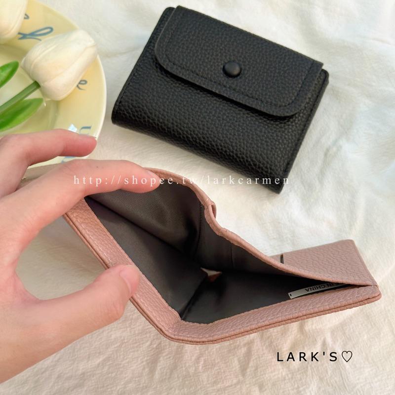 𝗟𝗔𝗥𝗞＇𝗦 ♡ 現貨｜質感小圓豆 荔枝紋 兩摺短夾 零錢包｜𝟐色-細節圖5