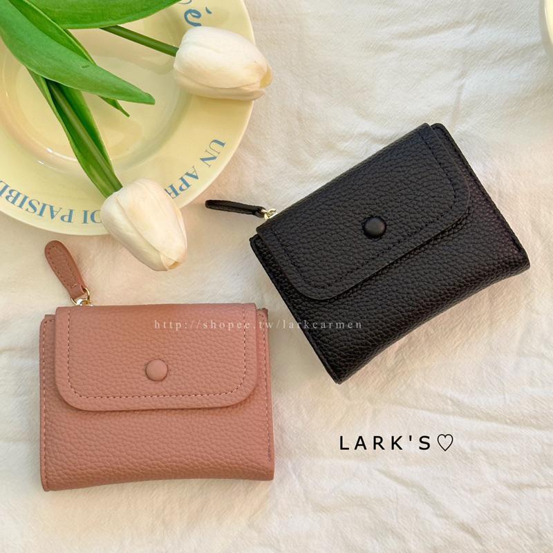 𝗟𝗔𝗥𝗞＇𝗦 ♡ 現貨｜質感小圓豆 荔枝紋 兩摺短夾 零錢包｜𝟐色-細節圖8
