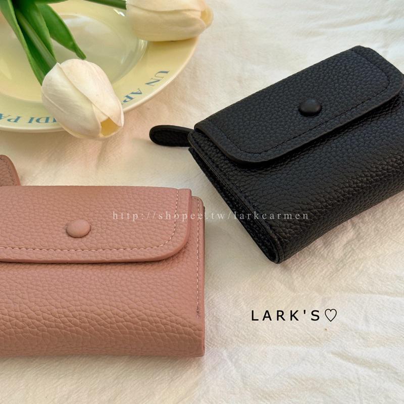 𝗟𝗔𝗥𝗞＇𝗦 ♡ 現貨｜質感小圓豆 荔枝紋 兩摺短夾 零錢包｜𝟐色-細節圖9