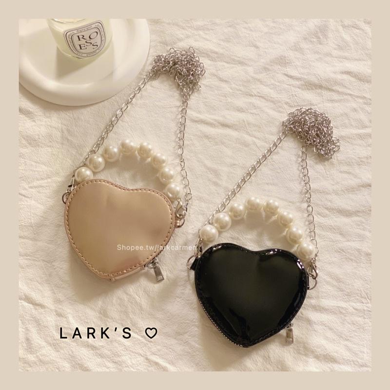 𝗟𝗔𝗥𝗞＇𝗦 ♡ 現貨｜亮面桃心珍珠鍊 鍊帶 零錢包 鑰匙包 愛心小廢包-細節圖2