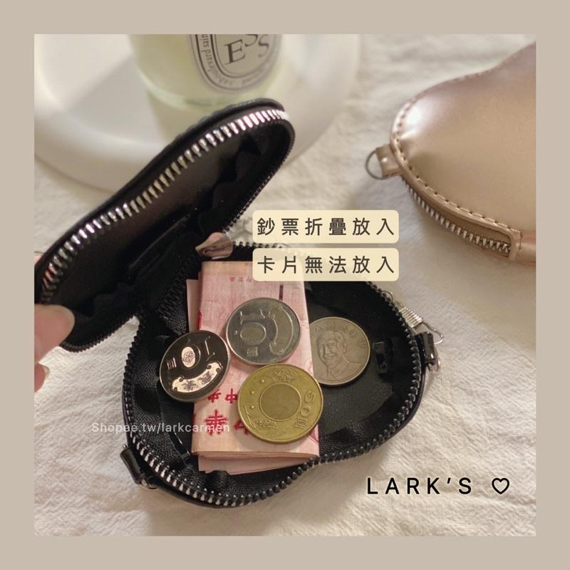 𝗟𝗔𝗥𝗞＇𝗦 ♡ 現貨｜亮面桃心珍珠鍊 鍊帶 零錢包 鑰匙包 愛心小廢包-細節圖3