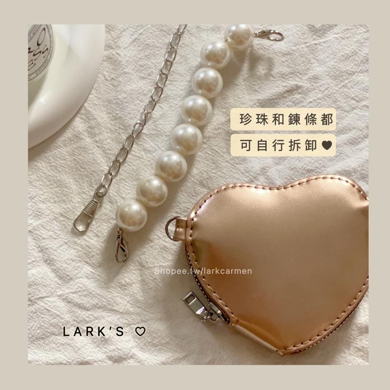 𝗟𝗔𝗥𝗞＇𝗦 ♡ 現貨｜亮面桃心珍珠鍊 鍊帶 零錢包 鑰匙包 愛心小廢包-細節圖6