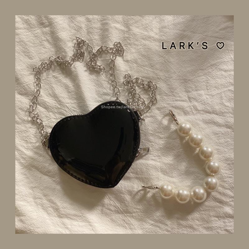 𝗟𝗔𝗥𝗞＇𝗦 ♡ 現貨｜亮面桃心珍珠鍊 鍊帶 零錢包 鑰匙包 愛心小廢包-細節圖7