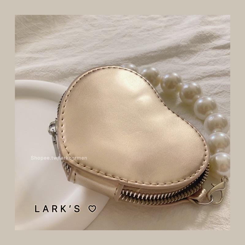 𝗟𝗔𝗥𝗞＇𝗦 ♡ 現貨｜亮面桃心珍珠鍊 鍊帶 零錢包 鑰匙包 愛心小廢包-細節圖8