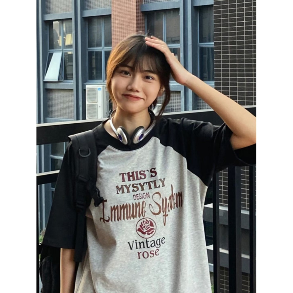 『癮品流行』 純棉圓領T恤 純棉短袖T恤女寬鬆新款字母印花設計感上衣 拼接上衣 寬鬆T恤-細節圖5