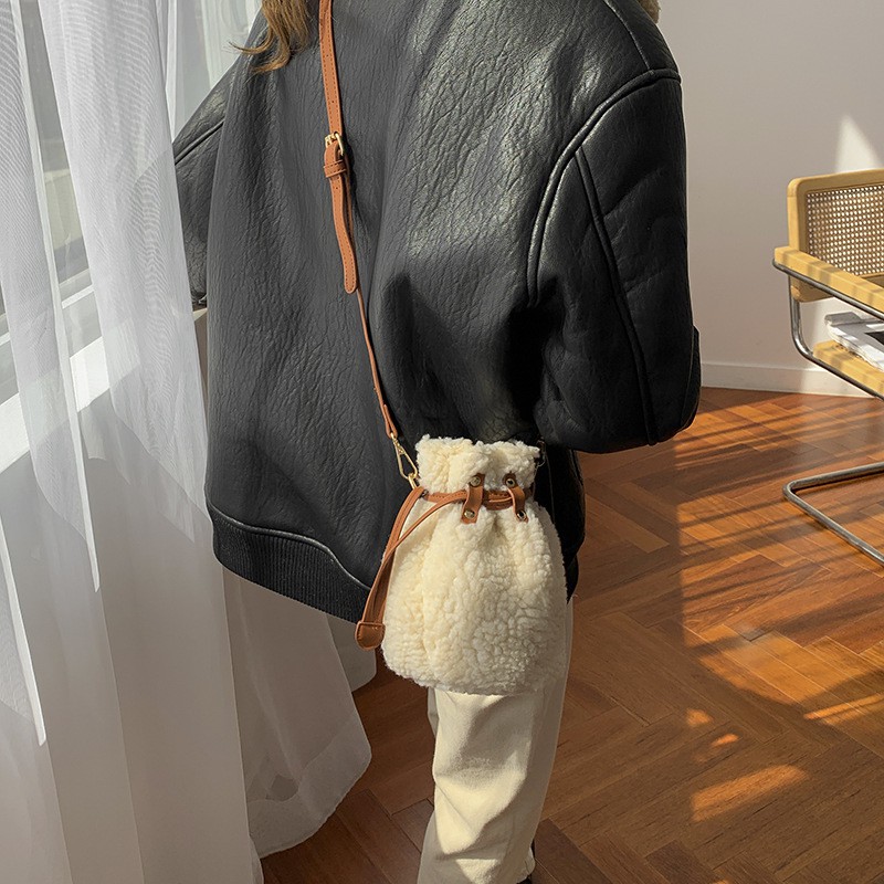 MDMS⭐️可愛小包/羊羔包/斜背包/毛絨包包/水桶包/抽繩包/羊羔毛包/女生包包/抽繩水桶包/女小包/包包/B481-細節圖3