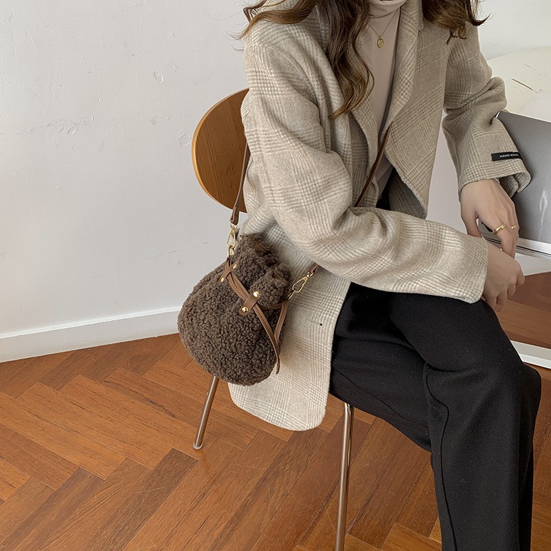 MDMS⭐️可愛小包/羊羔包/斜背包/毛絨包包/水桶包/抽繩包/羊羔毛包/女生包包/抽繩水桶包/女小包/包包/B481-細節圖6