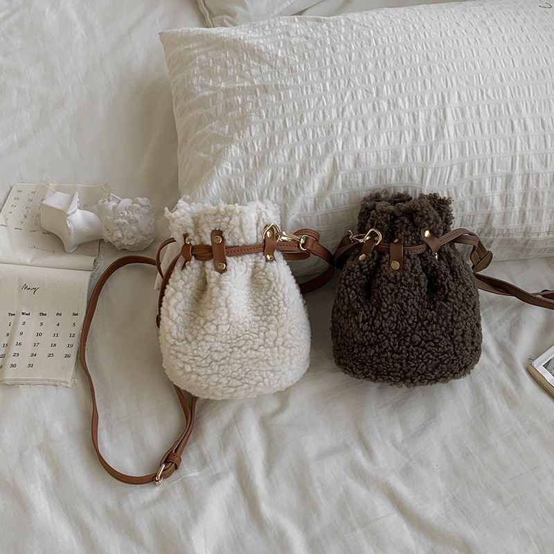 MDMS⭐️可愛小包/羊羔包/斜背包/毛絨包包/水桶包/抽繩包/羊羔毛包/女生包包/抽繩水桶包/女小包/包包/B481-細節圖7