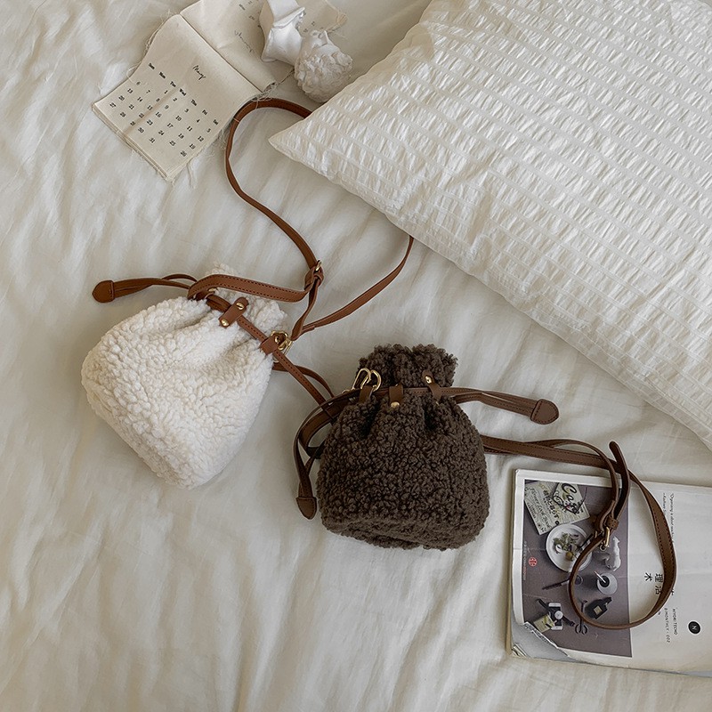 MDMS⭐️可愛小包/羊羔包/斜背包/毛絨包包/水桶包/抽繩包/羊羔毛包/女生包包/抽繩水桶包/女小包/包包/B481-細節圖8