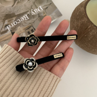 精緻實用派~輕奢黑白山茶花珍珠水鑽絲絨髮夾 CR11-003