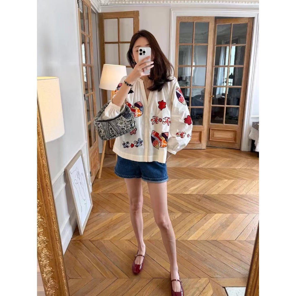 法式復古趣味貼布刺繡V領上衣-細節圖5