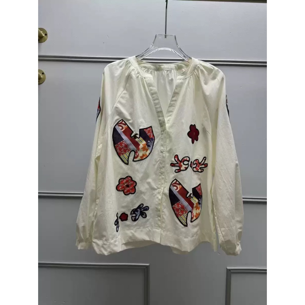 法式復古趣味貼布刺繡V領上衣-細節圖6