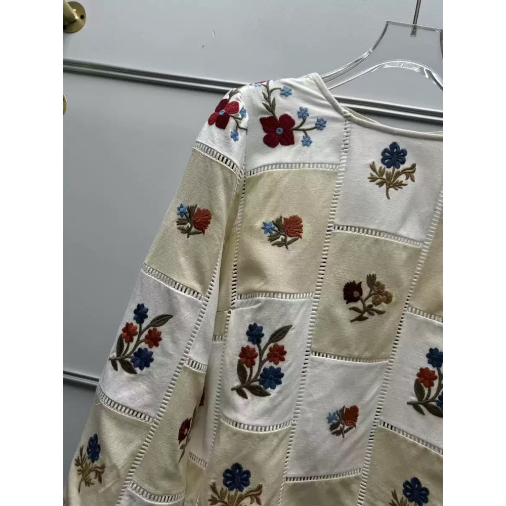 秋冬法式輕奢優雅刺繡鏤空圓領拼接撞色上衣-細節圖4