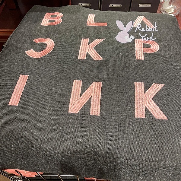 台灣現貨秒出 澳洲代購 TYPO BLACKPINK 絨毛帽T 蠟燭 披肩 蓋毯 馬克杯 抱枕 地墊 粉絲周邊商品-細節圖8