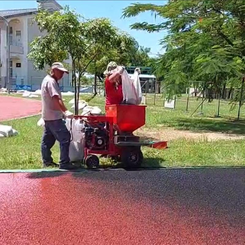 PU跑道顆粒撒佈機（左右側） 顆粒噴灑機 顆粒散播機 顆粒平鋪 機器協作 減少人力 減少時間成本 PU跑道工程 工程機具-細節圖2