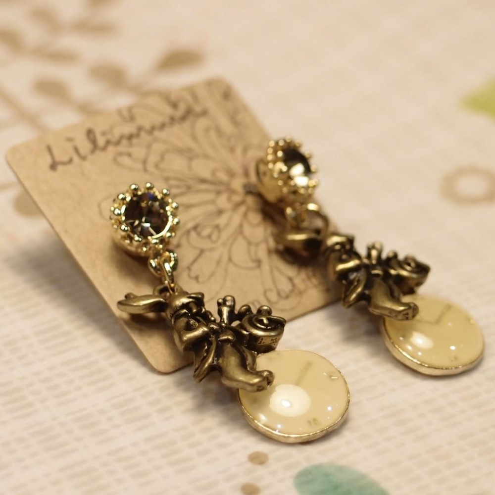 「 韓國製 愛麗絲 兔子 時鐘 耳環 」★ Zammu日本雜貨-細節圖2