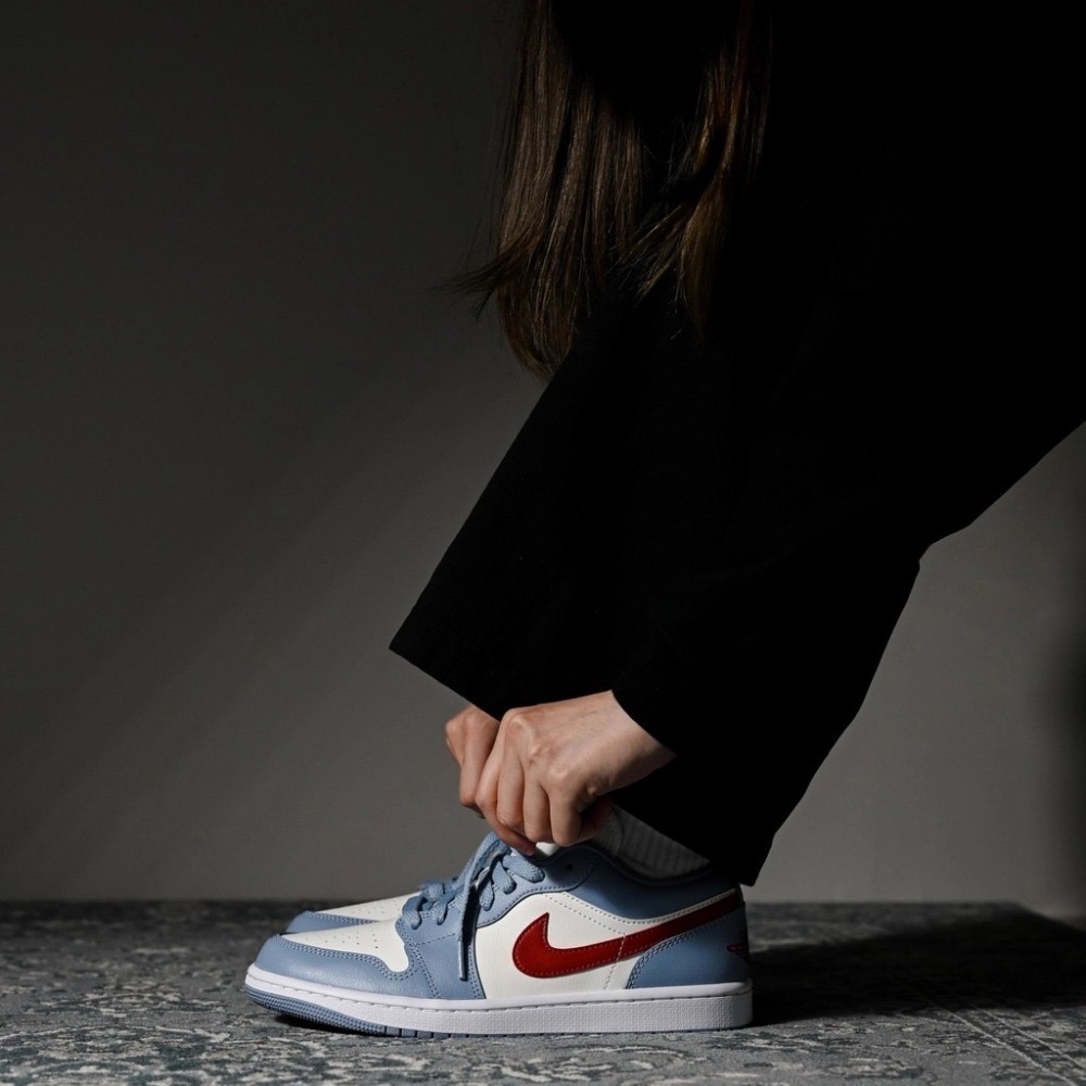 👟Air Jordan 1 Low 帆船白/藍灰色/藍白紅/沙丘紅/紅勾DC0774-164 女款鞋-細節圖2
