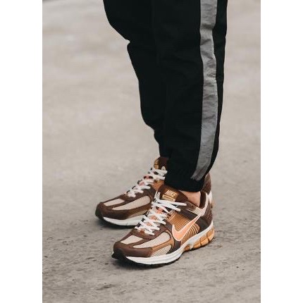 👟NIKE Zoom Vomero 5 Wheat Grass and Cacao Wow小麥草和可可哇｜可可色｜棕橘-細節圖4