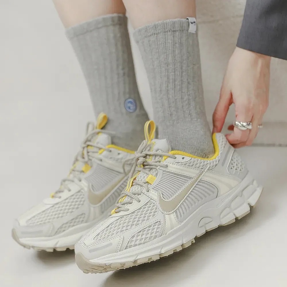 👟NIKE Zoom Vomero 5 Light Bone Yellow骨白黃色｜淺灰黃｜灰黃｜燕麥牛奶｜運動鞋-細節圖3