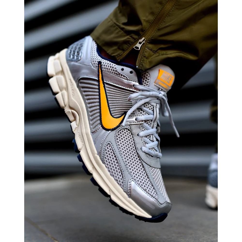 👟NIKE Zoom Vomero 5 Pure Platinum and Laser Orange純鉑金和雷射橙｜雷-細節圖4