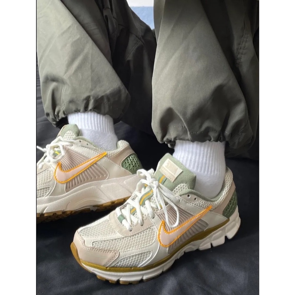 👟NIKE Zoom Vomero 5 Desert Oasis沙漠綠洲｜橄欖綠｜青草綠｜黃勾｜Sail｜休閒鞋｜復古-細節圖2