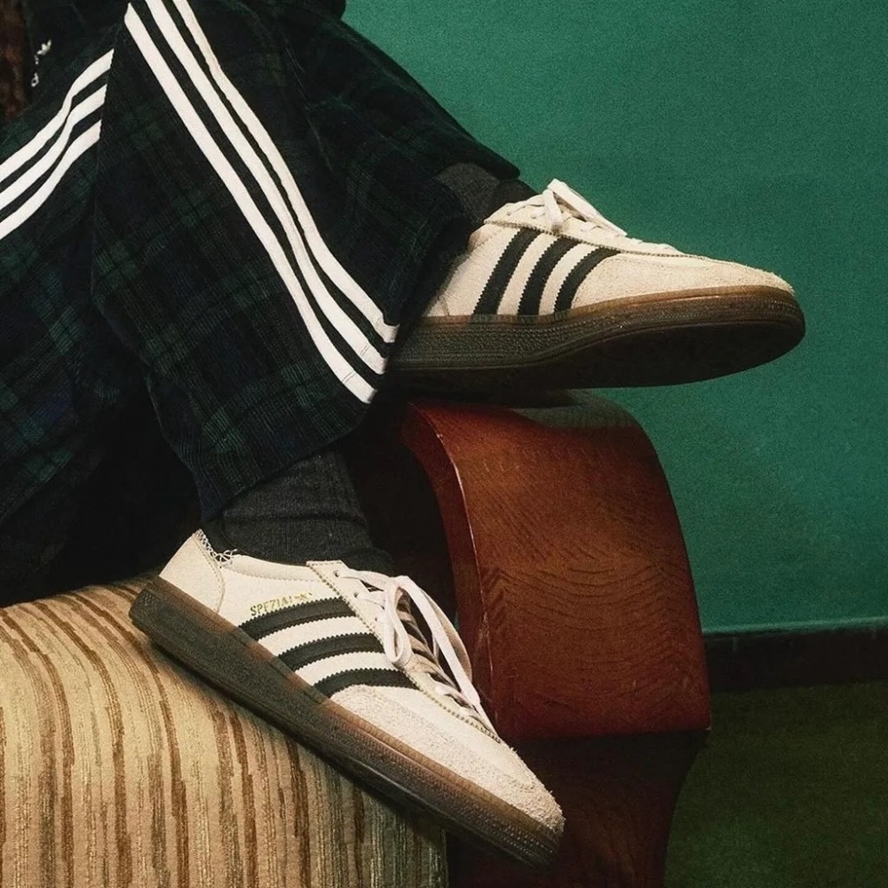 👟adidas HANDBALL SPEZIAL  休閒鞋 IE3698 杏黑色｜杏色｜黑色｜焦糖底｜皮革｜麂皮｜平底-細節圖2