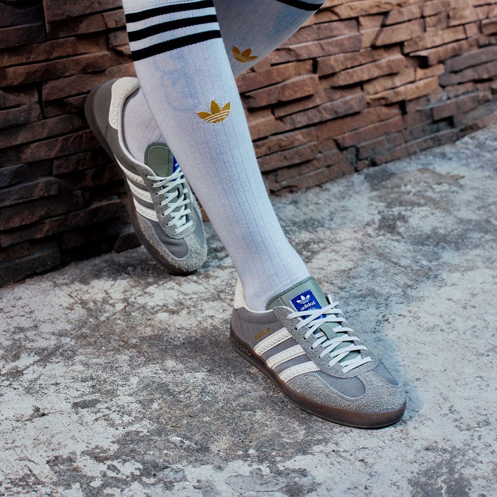 👟adidas GAZELLE INDOOR  休閒鞋 IF1807 灰白色｜灰色｜淺灰色｜深灰色｜白色｜焦糖底｜皮革-細節圖2