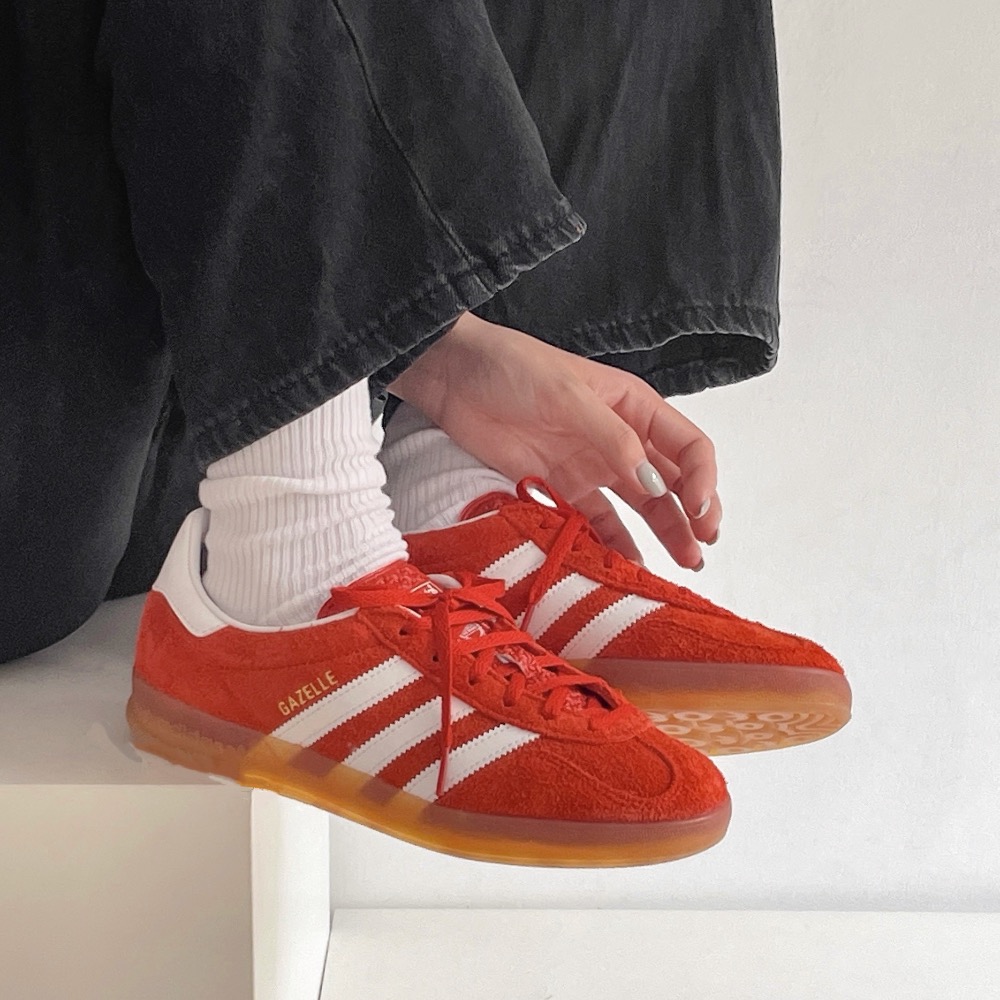 👟adidas GAZELLE INDOOR  休閒鞋 HQ8718 紅白色｜紅色｜白色｜焦糖底｜皮革｜麂皮｜平底鞋｜-細節圖3