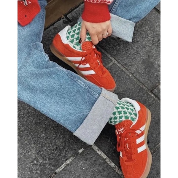 👟adidas GAZELLE INDOOR  休閒鞋 HQ8718 紅白色｜紅色｜白色｜焦糖底｜皮革｜麂皮｜平底鞋｜-細節圖4