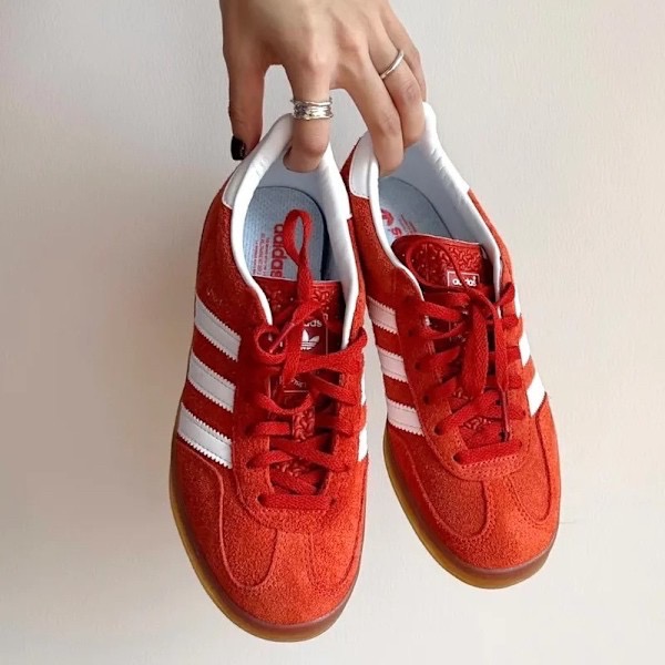 👟adidas GAZELLE INDOOR  休閒鞋 HQ8718 紅白色｜紅色｜白色｜焦糖底｜皮革｜麂皮｜平底鞋｜-細節圖5