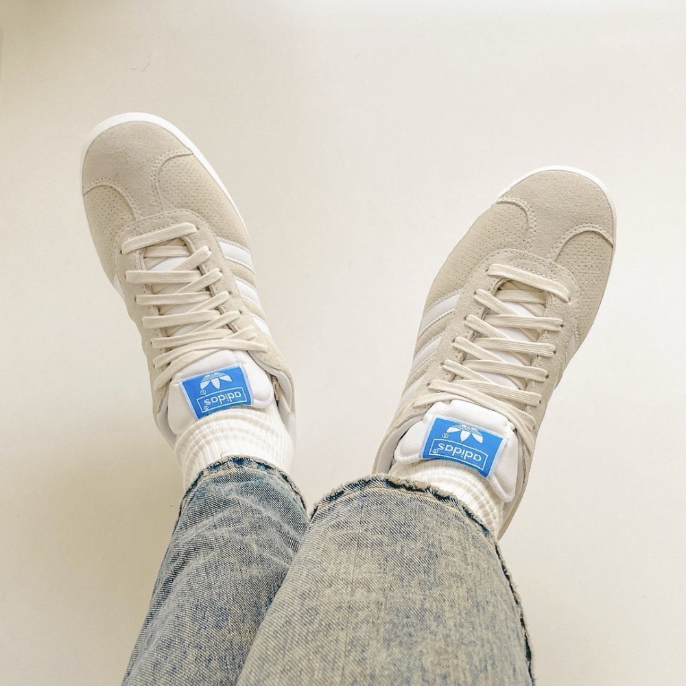 👟adidas GAZELLE 休閒鞋 IF3817 淺卡其色｜白色｜白色底｜皮革｜麂皮｜平底鞋｜男女通用款鞋-細節圖2