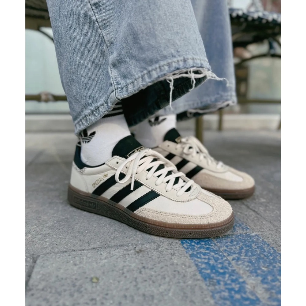 👟adidas HANDBALL SPEZIAL  休閒鞋 IE3698 米黑色｜米色｜黑色｜焦糖底｜皮革｜麂皮｜平底-細節圖3