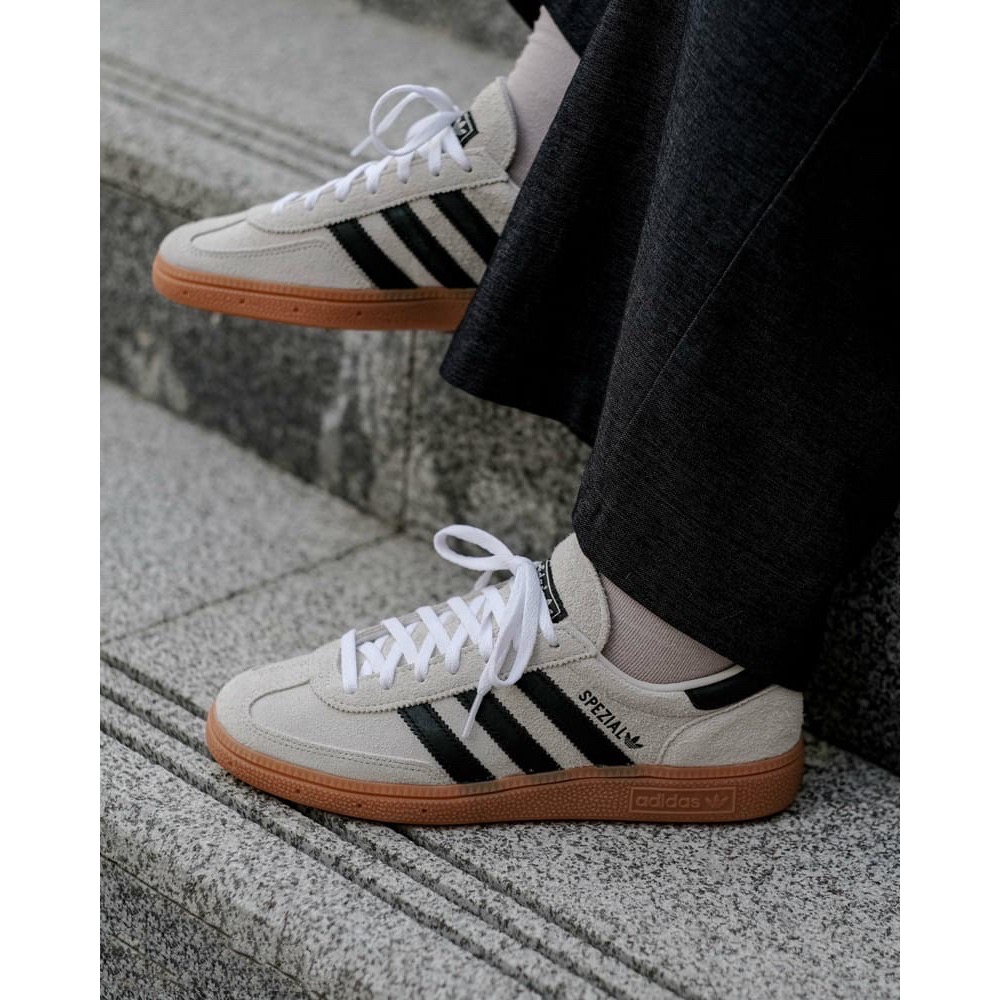 👟adidas HANDBALL SPEZIAL  休閒鞋 IE3698 米黑色｜米色｜黑色｜焦糖底｜皮革｜麂皮｜平底-細節圖4