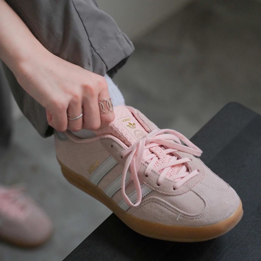 👟adidas GAZELLE INDOOR  休閒鞋 IH5484 粉白色｜粉紅色｜白色｜焦糖底｜皮革｜麂皮｜平底鞋-細節圖4