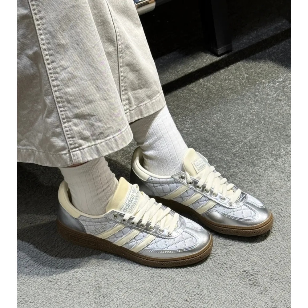 👟adidas HANDBALL SPEZIAL  休閒鞋 KJ0853 銀白色｜銀色｜白色｜小香風｜焦糖底｜皮革｜麂-細節圖2