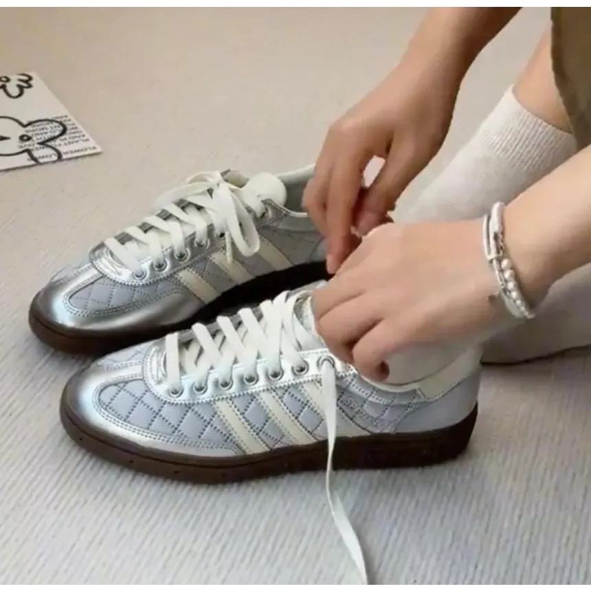 👟adidas HANDBALL SPEZIAL  休閒鞋 KJ0853 銀白色｜銀色｜白色｜小香風｜焦糖底｜皮革｜麂-細節圖4