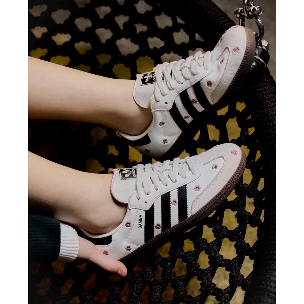 👟adidas Samba OG 休閒鞋 白黑色｜白色｜黑色｜咖啡底｜刺繡｜紫色小花｜皮革｜麂皮｜平底鞋｜女款鞋-細節圖2