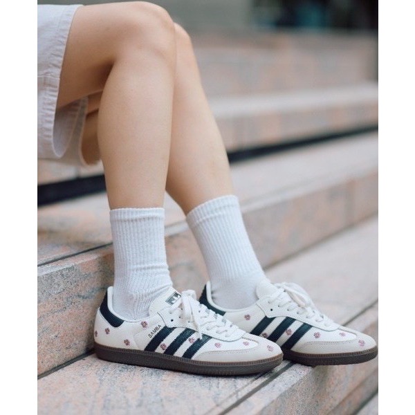 👟adidas Samba OG 休閒鞋 白黑色｜白色｜黑色｜咖啡底｜刺繡｜紫色小花｜皮革｜麂皮｜平底鞋｜女款鞋-細節圖3