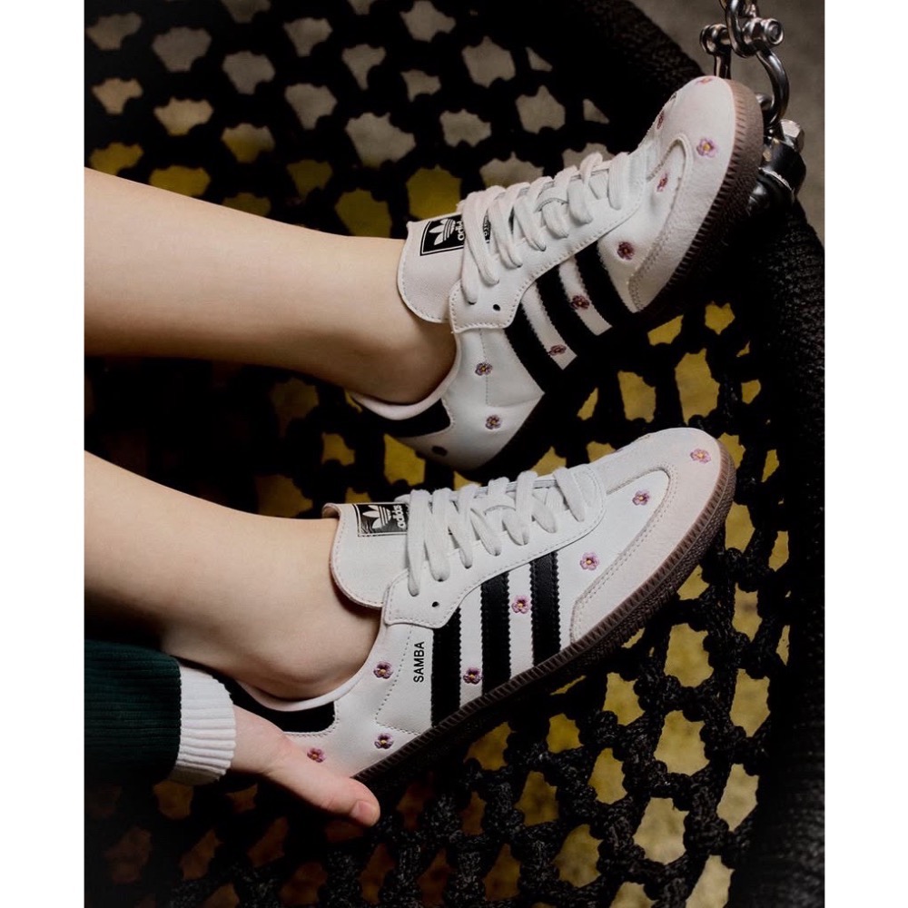 👟adidas Samba OG 休閒鞋 白黑色｜白色｜黑色｜咖啡底｜刺繡｜紫色小花｜皮革｜麂皮｜平底鞋｜女款鞋-細節圖2