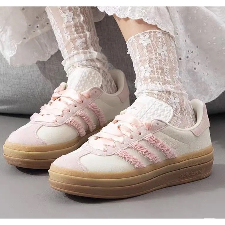 👟adidas GAZELLE BOLD休閒鞋 奶油櫻花粉色｜奶油色｜櫻花粉｜粉紅色｜焦糖底｜緞帶｜麂皮｜厚底｜平底鞋-細節圖2