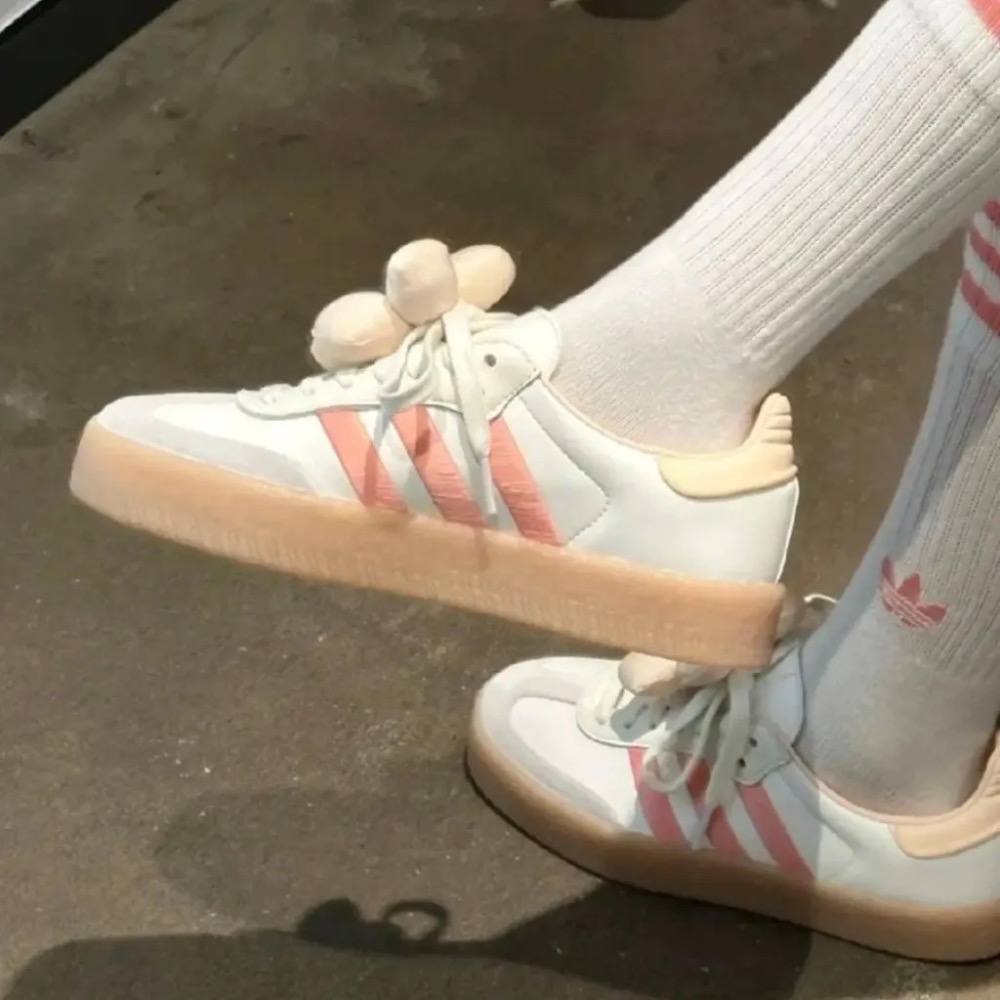 👟adidas Sambae休閒鞋 橙白色｜葡萄柚橘｜淺橘色｜白色｜灰色｜焦糖底｜花朵｜刺繡｜厚底｜皮革｜麂皮｜平底鞋-細節圖2