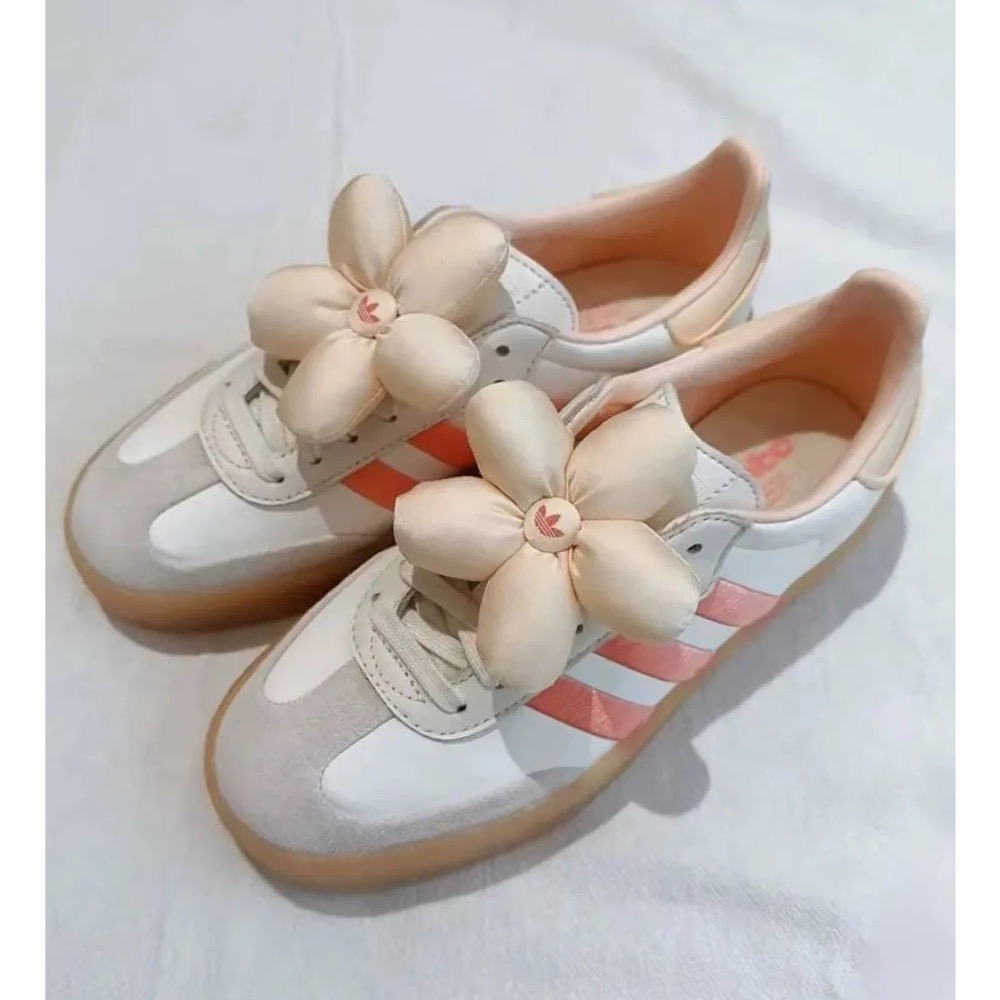 👟adidas Sambae休閒鞋 橙白色｜葡萄柚橘｜淺橘色｜白色｜灰色｜焦糖底｜花朵｜刺繡｜厚底｜皮革｜麂皮｜平底鞋-細節圖3