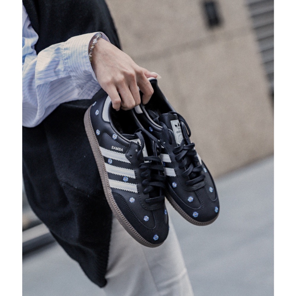 👟adidas Samba OG 休閒鞋 黑白色｜黑色｜白色｜咖啡底｜刺繡｜藍色小花｜皮革｜麂皮｜平底鞋｜女款鞋-細節圖3