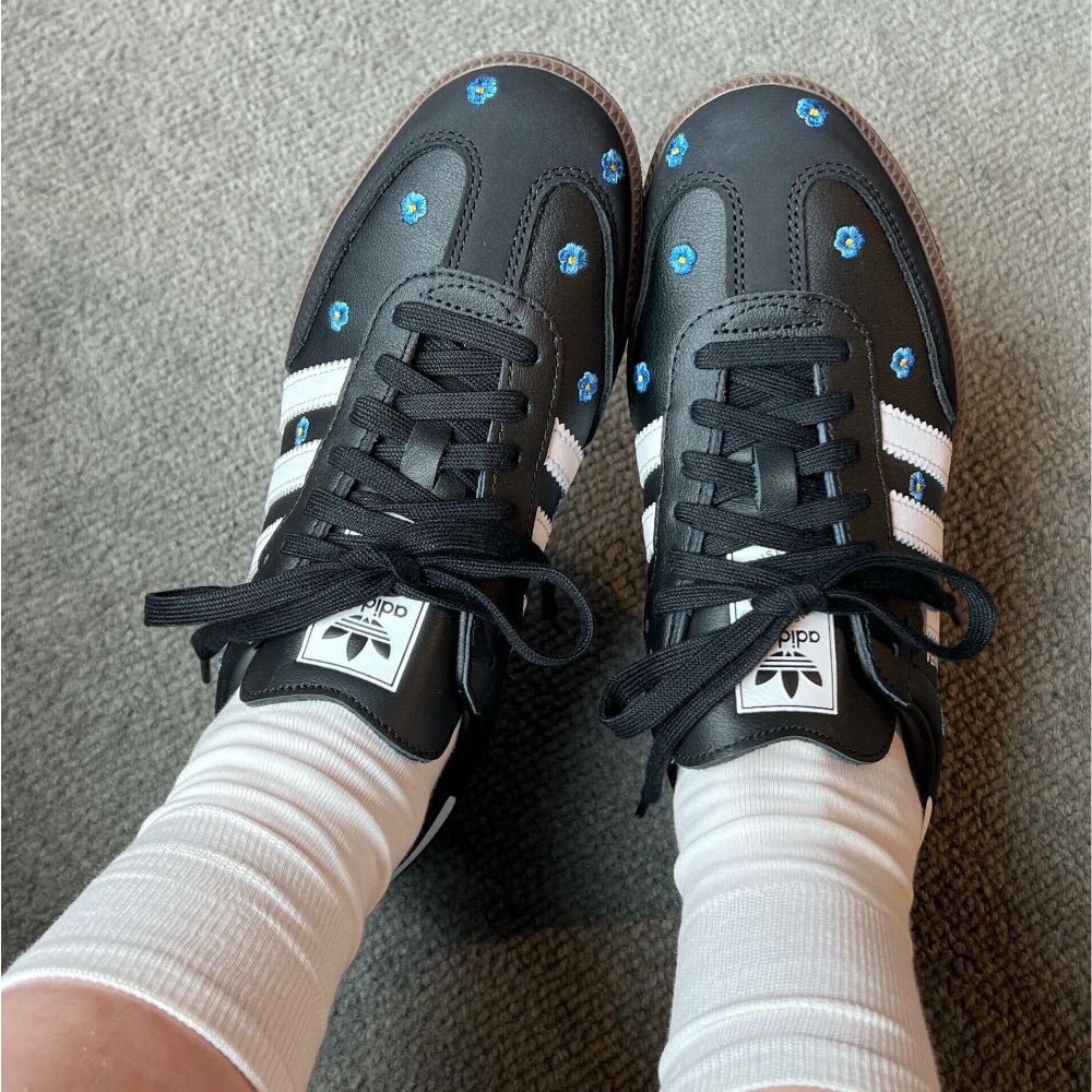 👟adidas Samba OG 休閒鞋 黑白色｜黑色｜白色｜咖啡底｜刺繡｜藍色小花｜皮革｜麂皮｜平底鞋｜女款鞋-細節圖4