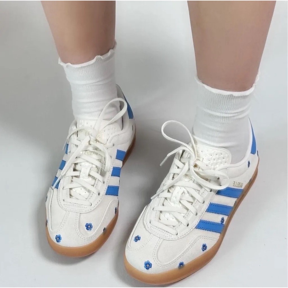 👟adidas Gazelle Indoor 休閒鞋 天空藍白色｜天空藍色｜白色｜奶茶底｜花朵｜刺繡｜皮革｜麂皮｜平底-細節圖3